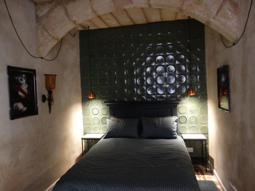 拉巴特60 Indri Borg Townhouse的一间卧室配有一张带黑色床头板的床