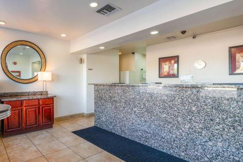 凤凰城Rodeway Inn Phoenix North I-17的一间带柜台和镜子的浴室