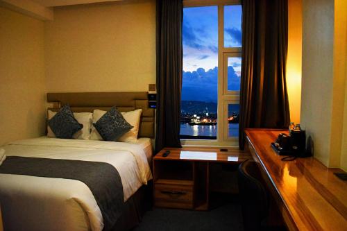 麦克坦Sempre Premier Inn - MACTAN AIRPORT HOTEL的酒店客房设有床和窗户。