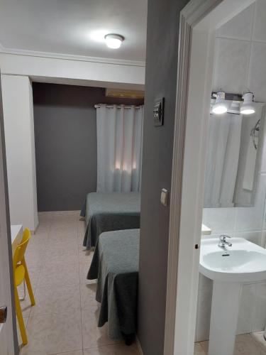 Mahora塞万提斯酒店的一间带两张床和盥洗盆的浴室