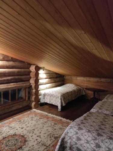 MuurameVilla Lilja的小木屋内带两张床的房间