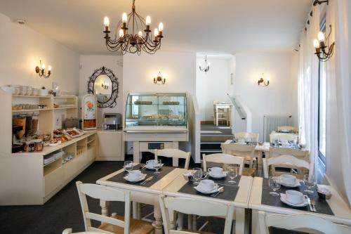 普罗旺斯艾克斯莫扎特酒店的配有桌椅和鱼缸的房间