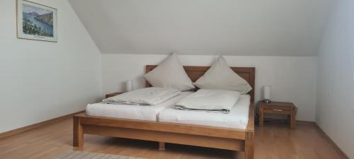 诺特海姆Ferienwohnung Seeblick的一张床上的白色枕头
