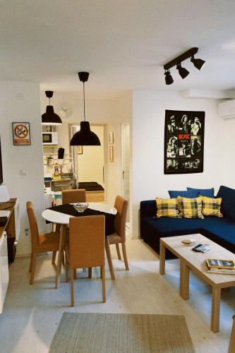 贝尔格莱德Apartment Smokva的客厅配有蓝色的沙发和桌子