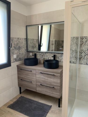 RanvilleLa maison de la vallée的一间带水槽和镜子的浴室