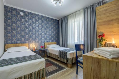 卡拉科尔Ordo Hotel的酒店客房配有两张床和一张书桌