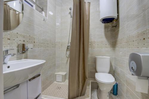 卡拉科尔Ordo Hotel的浴室配有卫生间、盥洗盆和淋浴。