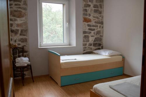 拉斯托伏House Antica的一间小卧室,配有床和窗户