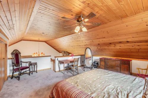 坎卡基Quaint Riverfront Barn的一间卧室设有一张床和木制天花板