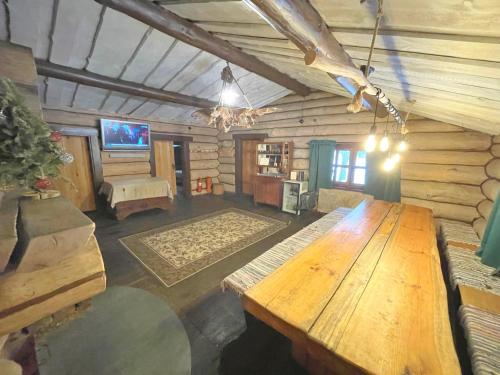 FilippovichiForest hut Stariy Prud的小木屋内的大型客房配有木桌