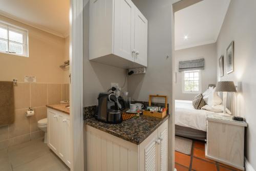 斯泰伦博斯艾科达旅馆的带水槽的厨房和1间配有床的浴室