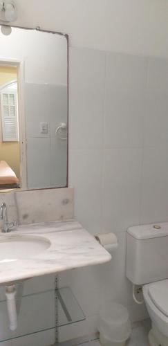 萨尔瓦多A Bela Casa da Ilha, na Ilha de Vera Cruz, Coroa, 300m da praia!的白色的浴室设有水槽和镜子