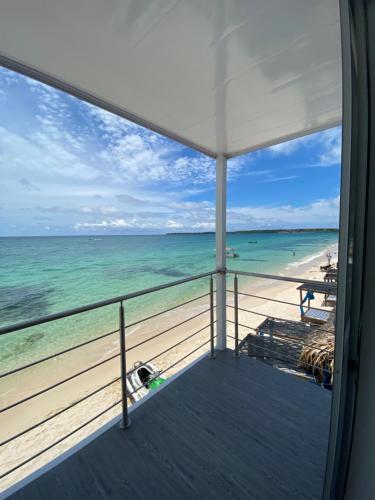 巴尔Villas Encanto的从海滩房屋的阳台上可欣赏到海滩景色