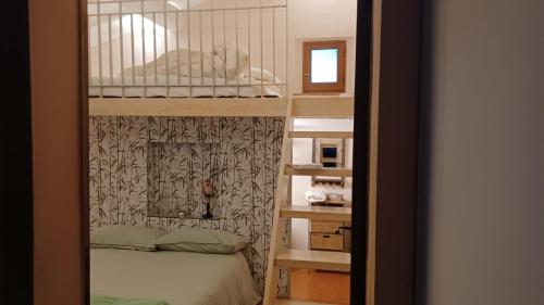 San SistoBotanica的一间带一张双层床的卧室和一间带一张双层床的双层床间