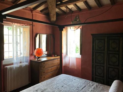 San SistoBotanica的卧室设有红色的墙壁和一张床及窗户
