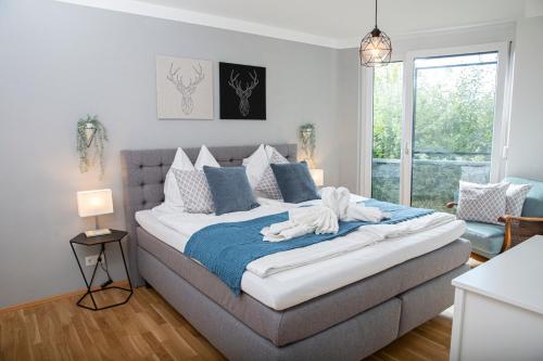 乌尔姆Customflats - Tiefgarage - Terrasse - Uninähe的一间卧室配有一张带蓝色毯子的大床