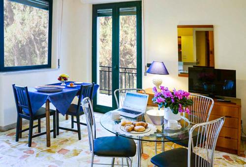 阿茨特雷扎德尔帕尔梅别墅酒店的用餐室配有桌子和笔记本电脑