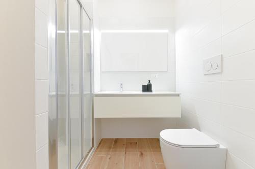 博洛尼亚Milleventi Apartments的白色的浴室设有卫生间和水槽。