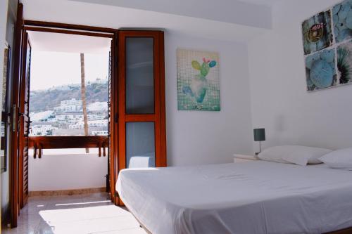 莫甘Bungalow Guayana的卧室配有白色的床和窗户。