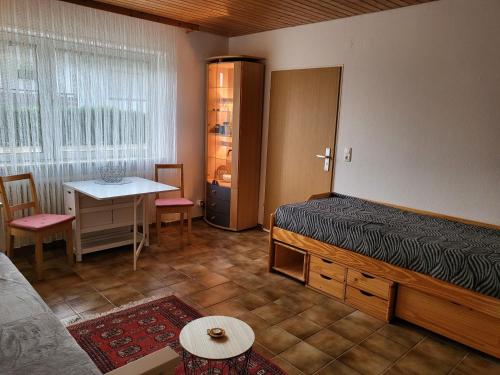 凯撒斯劳滕Apartment Betzenberg, nur Netflix的一间卧室配有一张床、一张桌子和一张桌子