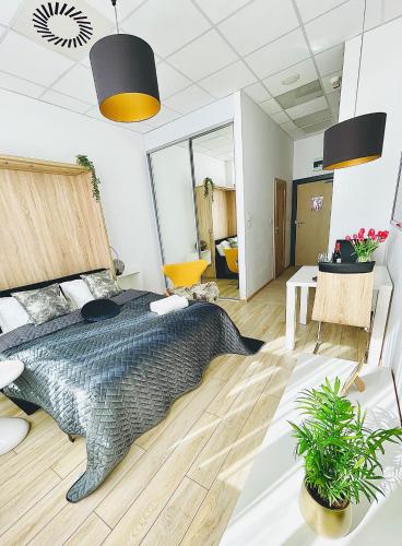 华沙ALE Jerozolimskie Varsovia Apartments的一间卧室配有一张大床和一张桌子