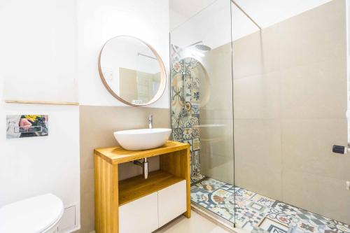 布加勒斯特Amazing Luxury Aviatiei的一间带水槽和镜子的浴室