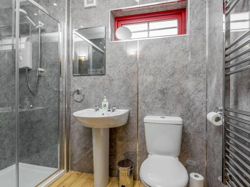 EdzellSmiddy Bothy的浴室配有卫生间、盥洗盆和淋浴。