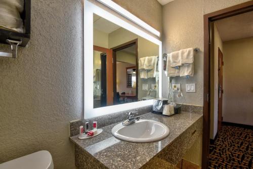 俄克拉何马城俄克拉何马城机场北部华美达酒店的一间带水槽、镜子和卫生间的浴室