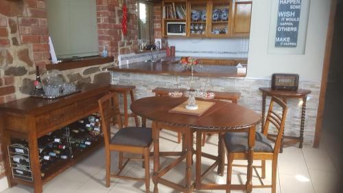 Red CreekHighRoost Bed & Breakfast accomodation - rural escape的厨房配有桌椅和柜台。