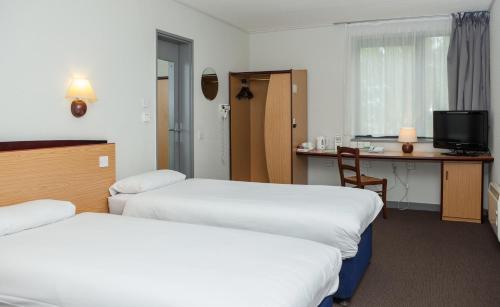 达特福德钟楼达特福德酒店的酒店客房配有两张床和一张书桌