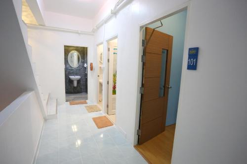 奥南海滩奥南海滩爱迪尔旅舍的走廊上设有带卫生间的浴室和门