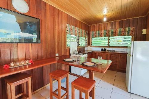 Aimbuei BayAore Hibiscus Retreat的厨房配有桌子和冰箱