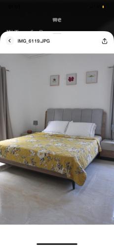 安塞罗亚莱Ogumka 2 , self catering , Santa Maria , Mahe , Seychelles的一间卧室配有一张黄色毯子床