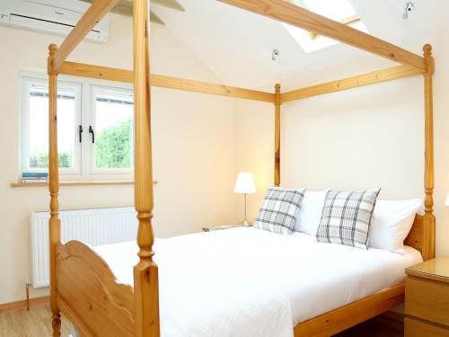 奇勒姆Kentish Barn Retreat的一间卧室配有一张四柱床。