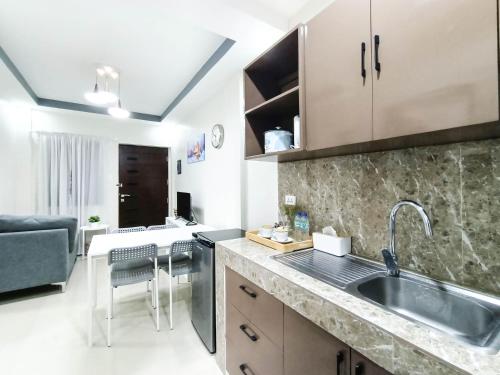 马比尼Manzil Anilao B&B的厨房配有水槽和台面