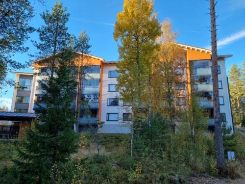 维耶鲁迈基Hyvin varusteltu yksiö 27 m² , Vierumäki Chalets 6的公寓大楼前面有树木