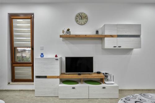 布尔加斯Weiss Estate by EstateAutomata的一间客厅,在白色的墙上配有电视