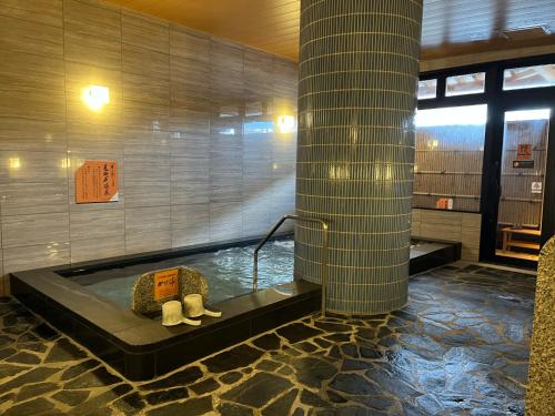 上越市APA Hotel Joetsu Myoko-Ekimae的浴室设有浴缸,里面装有动物