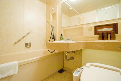 北见大江本家的浴室配有盥洗盆、卫生间和浴缸。