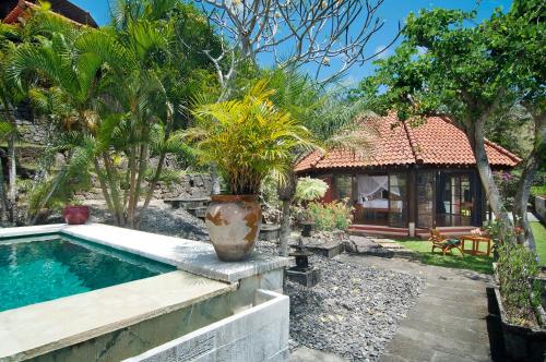 Canang Sari Uluwatu Villas Bali内部或周边的泳池