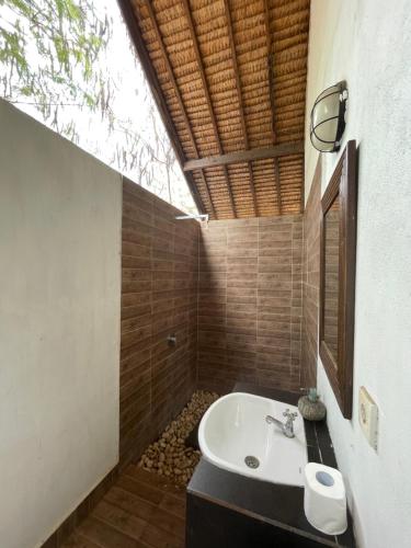 吉利特拉旺安黑与白假日公园的浴室配有盥洗盆和浴缸。