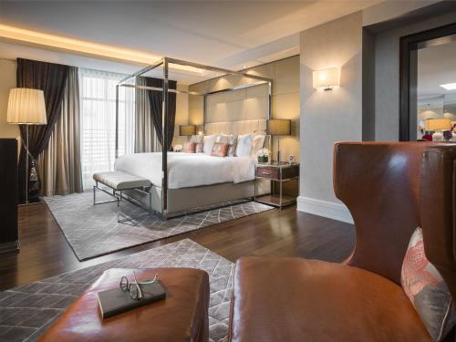杜塞尔多夫Breidenbacher Hof, Best Grandhotel 2024 - Die 101 Besten的酒店客房,配有床和沙发