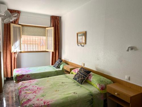 圣佩德罗-德尔皮纳塔尔阿尔塞酒店的酒店客房设有两张床和窗户。