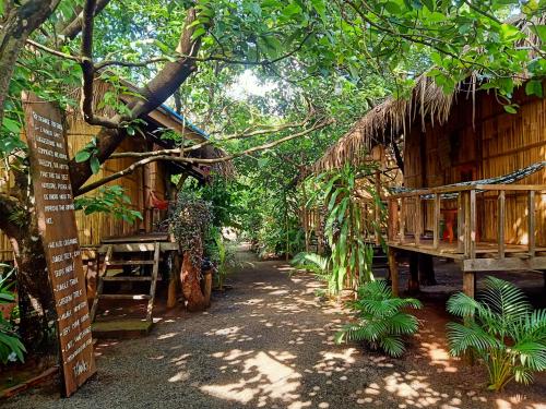 邦隆Tribal Village Homestay & Trekking的通往森林中房屋的路径