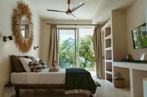 吉汶瓦Kuwa Zanzibar的一间卧室设有一张床和一个大窗户