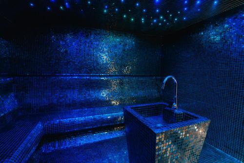 蒂瓦特帕尔马酒店的蓝色的浴室设有浴缸和水槽