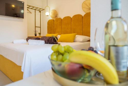 斯普利特Style rooms Split的在酒店房间桌上放一碗水果
