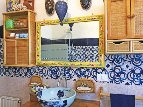 马里纳迪马萨La Rosa del Deserto, Versilia的一间带水槽和镜子的浴室