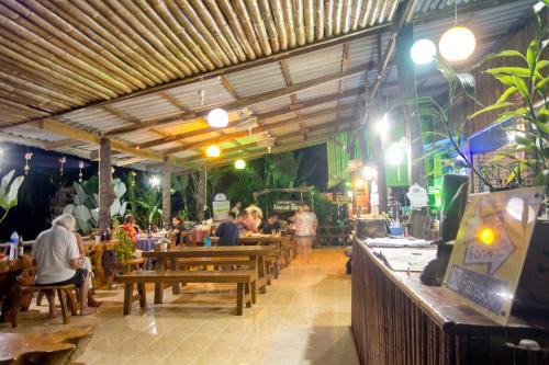 考索考索棕榈景观度假酒店的一群人坐在餐厅里,餐桌