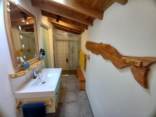 波尔图镇Cosy Private Cottage w/sea views & wifi的一间带水槽和镜子的浴室